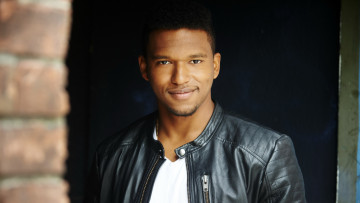 Картинка мужчины lovell+adams-gray lovell adams-gray улыбка актер куртка