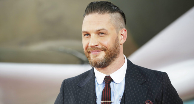 Обои картинки фото мужчины, tom hardy, актер, борода, улыбка, костюм