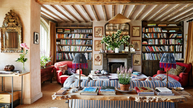 Обои картинки фото интерьер, гостиная, полки, книжные, камин, диван