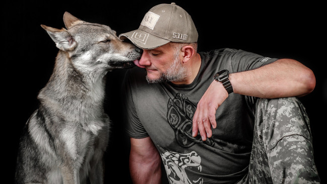 Обои картинки фото мужчины, - unsort, друзья, мужчина, собака