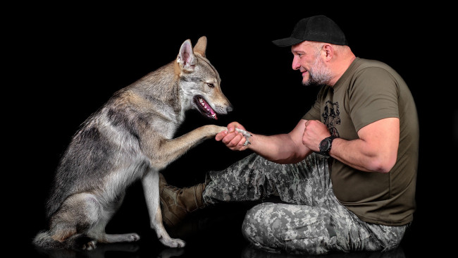 Обои картинки фото мужчины, - unsort, друзья, мужчина, собака