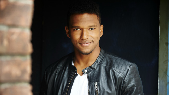 Обои картинки фото мужчины, lovell adams-gray, lovell, adams-gray, улыбка, актер, куртка