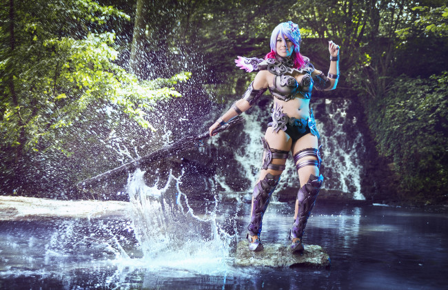 Обои картинки фото разное, cosplay , косплей, улыбка, меч, униформа, взгляд, фон, девушка