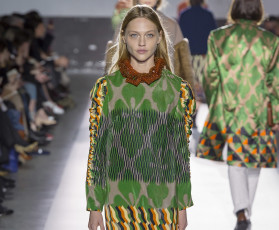 Картинка девушки саша+пивоварова модели наряды подиум зрители