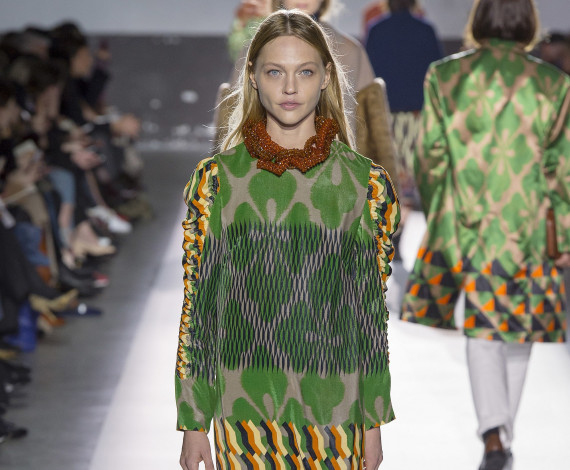 Обои картинки фото девушки, саша пивоварова, модели, наряды, подиум, зрители