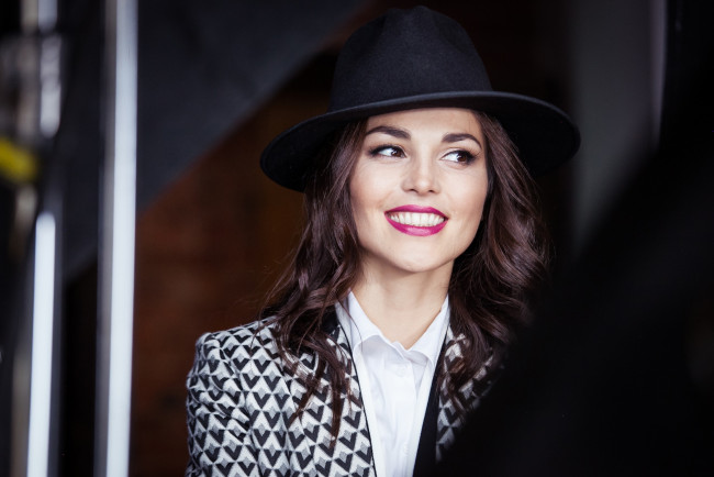 Обои картинки фото музыка, сати казанова, певица, шляпа, шатенка, лицо, жакет, улыбка