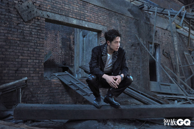 Обои картинки фото мужчины, wang yi bo, актер, певец, танцор, развалины