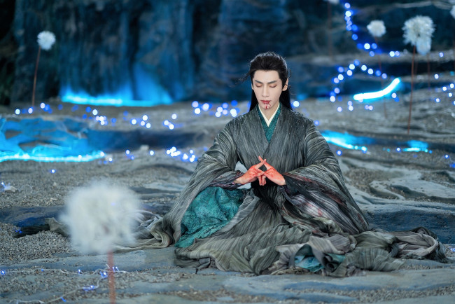 Обои картинки фото кино фильмы, till the end of the moon, мужчина, кровь, медитация, озеро, пещера