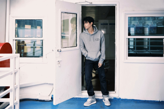 Обои картинки фото мужчины, hou ming hao, актер, толстовка, дверь