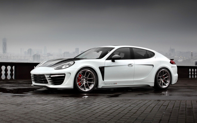 Обои картинки фото porsche panamera, автомобили, porsche, белый, площадка, город, туман