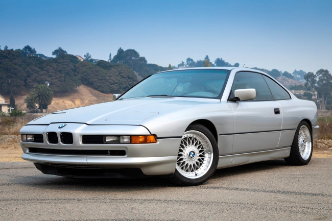 Обои картинки фото bmw e31, автомобили, bmw, серебристый, площадка, склон, деревья