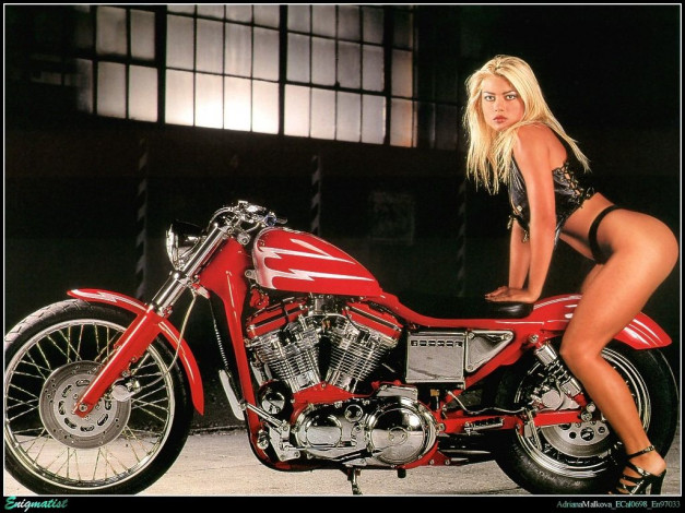 Обои картинки фото мотоциклы, мото, девушкой