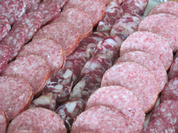 Обои картинки фото еда, колбасные, изделия, ломтики, колбасы