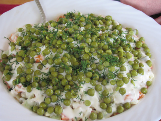 Обои картинки фото еда, салаты, закуски, блюдо, зеленый, горошек, ложка, майонез