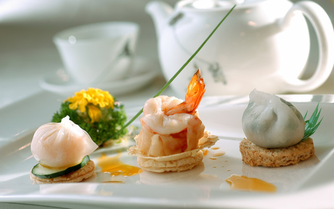 Обои картинки фото еда, бутерброды, гамбургеры, канапе, бутреброды, креветка, поднос