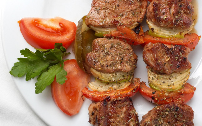 Обои картинки фото еда, мясные, блюда, мясо, петрушка, помидоры, томаты