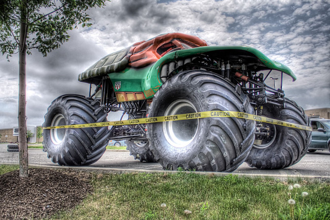 Обои картинки фото автомобили, выставки, уличные, фото, monster