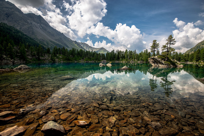 Обои картинки фото природа, реки, озера, switzerland, облака, отражение, lagh, da, saoseo, деревья, камни, горы, дно, озеро, швейцария