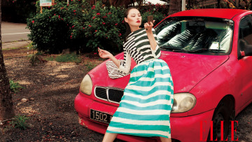 Картинка автомобили авто девушками девушка помада автомобиль цветы