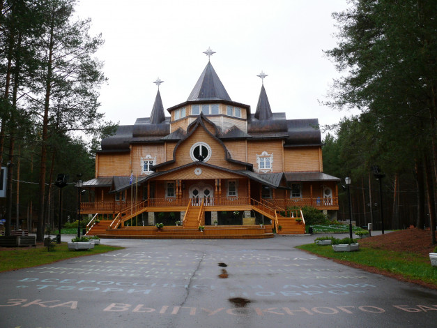 Обои картинки фото великий, устюг, дом, деда, мороза, города, здания, дома, ландшафт, лес