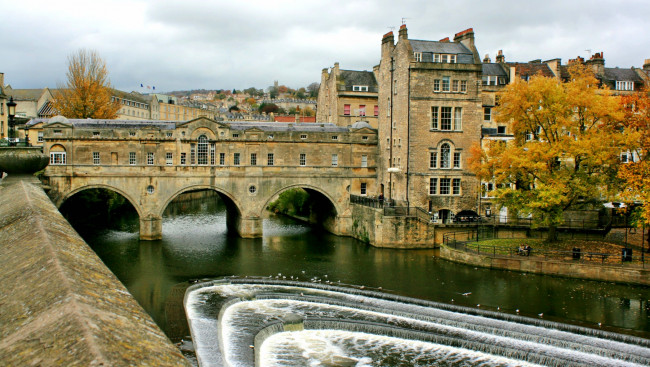 Обои картинки фото pulteney, bridge, bath, города, мосты, здания, парк, город, река, арки, мост