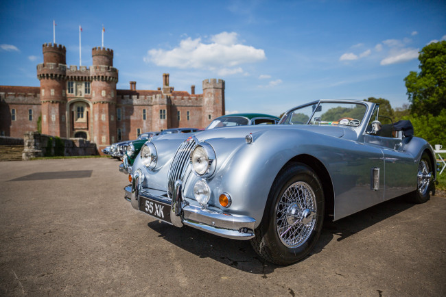 Обои картинки фото jaguar, xk120, автомобили, herstmonceux, castle, england, замок, хёрстмонсо, англия, ретро, классика