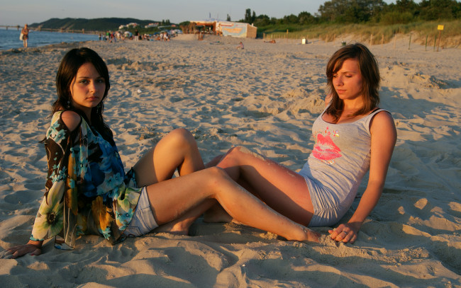 Обои картинки фото девушки, -unsort , брюнетки,  шатенки, пляж