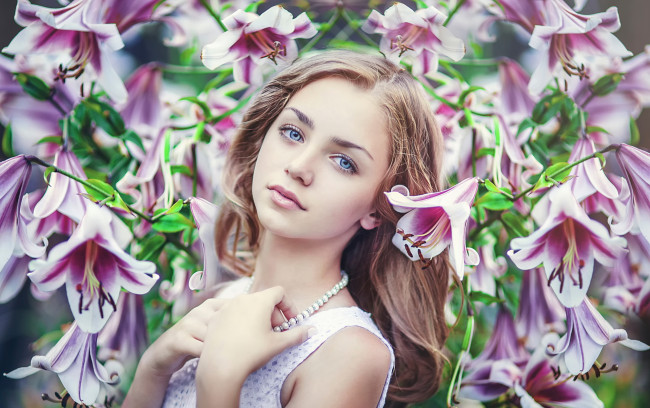 Обои картинки фото девушки, -unsort , лица,  портреты, цветы, девушка