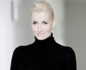 обоя музыка, sarah connor, блондинка, певица, сара, коннор, улыбка, свитер, лицо