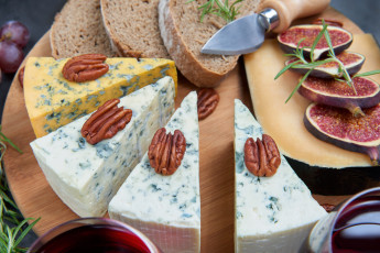 Картинка еда сырные+изделия хлеб виноград орехи зелень инжир сыр