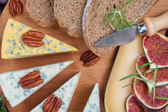 Картинка еда сырные+изделия хлеб виноград орехи инжир зелень сыр