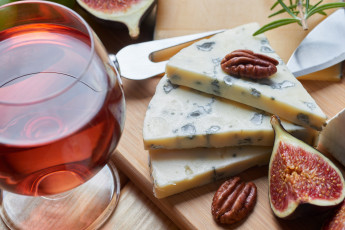 Картинка еда сырные+изделия хлеб виноград орехи зелень сыр инжир