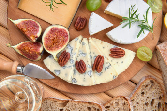 Картинка еда сырные+изделия орехи хлеб виноград зелень инжир сыр