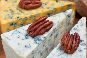 Картинка еда сырные+изделия сыр треугольник кусок орехи