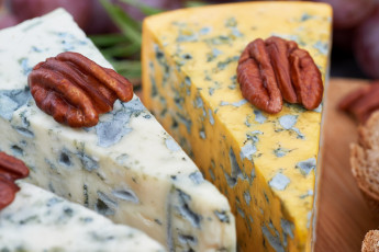 Картинка еда сырные+изделия сыр треугольник кусок орехи