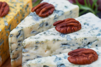 Картинка еда сырные+изделия треугольник кусок сыр орехи