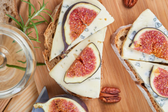 Картинка еда сырные+изделия виноград сыр инжир хлеб орехи зелень