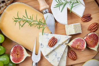 Картинка еда сырные+изделия зелень орехи виноград сыр хлеб инжир