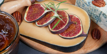 Картинка еда сырные+изделия орехи зелень хлеб виноград инжир сыр