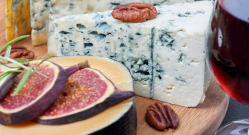 Картинка еда сырные+изделия виноград орехи зелень инжир сыр хлеб