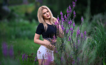 Картинка девушки -unsort+ блондинки +светловолосые фигура на природе макияж цветы прическа блондинка портрет майка трава шорты зелень боке фотосессия