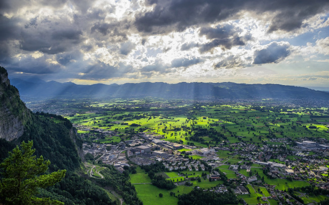 Обои картинки фото города, - панорамы, облака, горы, дома, австрия, долина, дорнбирн, лучи