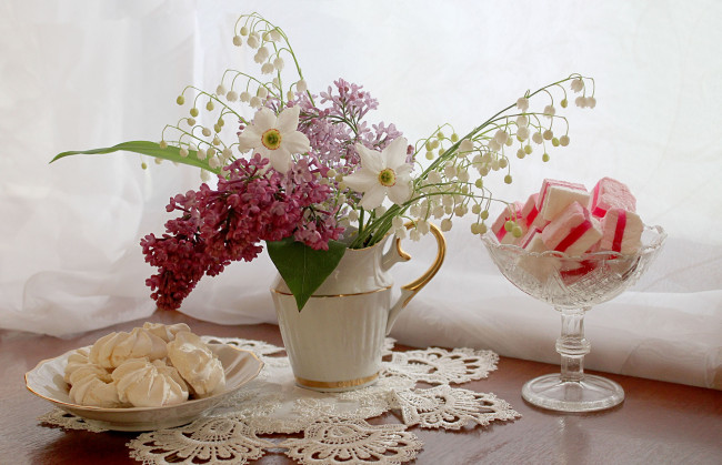 Обои картинки фото еда, натюрморт, сирень, май, нарциссы, ландыши, сладости, цветы