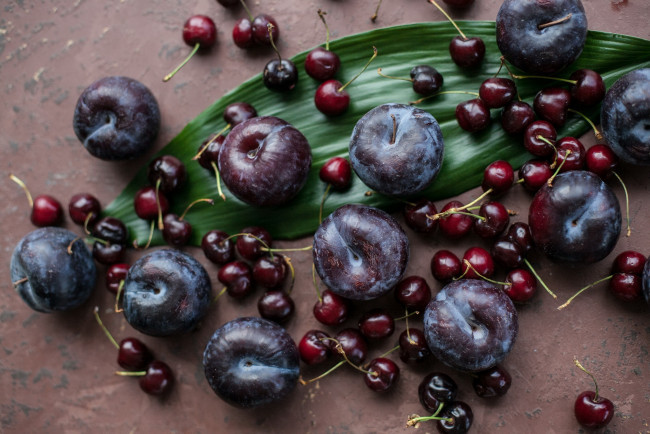 Обои картинки фото еда, фрукты,  ягоды, слива, вишня, ягоды, лист