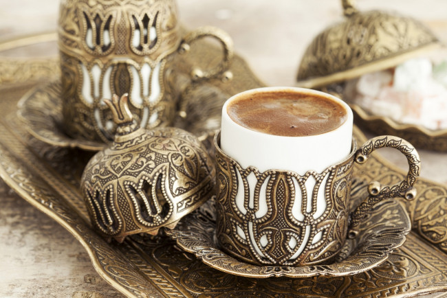 Обои картинки фото еда, кофе,  кофейные зёрна, подстаканники, блюдца, поднос