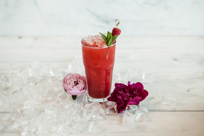 Обои картинки фото еда, напитки,  коктейль, напиток, лед, холодный, вкусный, цветы