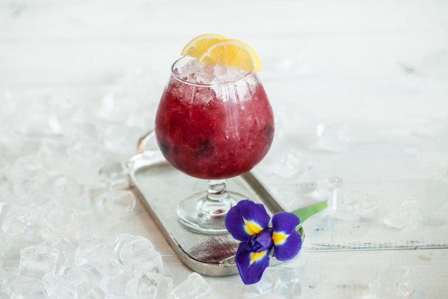 Обои картинки фото еда, напитки,  коктейль, напиток, лед, холодный, вкусный, цветы