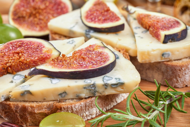 Обои картинки фото еда, сырные изделия, хлеб, виноград, орехи, зелень, инжир, сыр