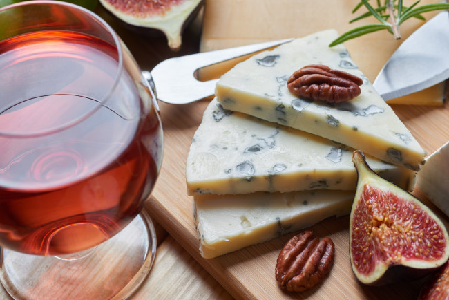 Обои картинки фото еда, сырные изделия, хлеб, виноград, орехи, зелень, сыр, инжир