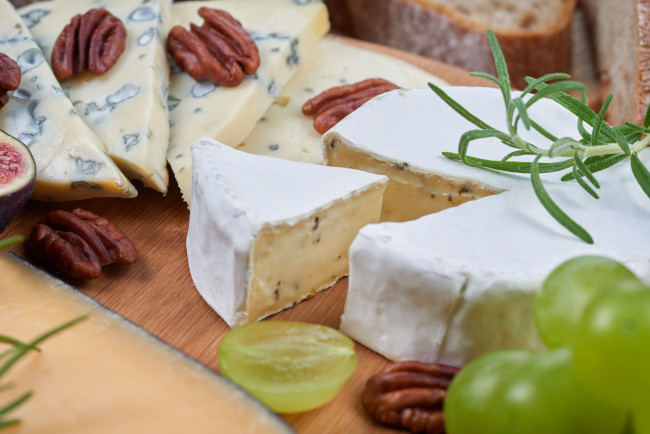 Обои картинки фото еда, сырные изделия, хлеб, виноград, зелень, орехи, инжир, сыр